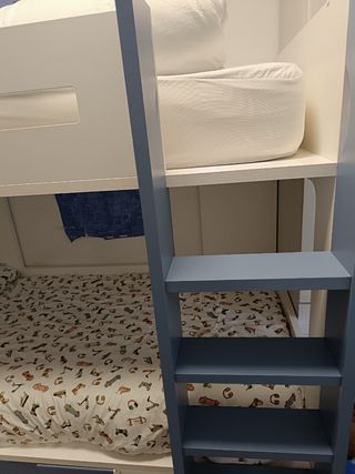 Litera de madera blanca con colchones. Descripción