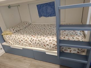 Litera de madera blanca con colchones. Descripción