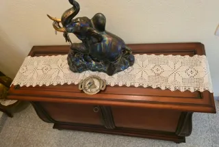 Arca de madera tallada a mano.