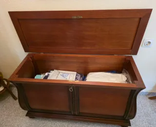 Arca de madera tallada a mano.