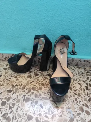 Tacones de plataforma negros sin usar