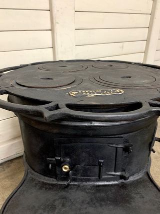 Cocina económica antigua ,de leña. Estufa