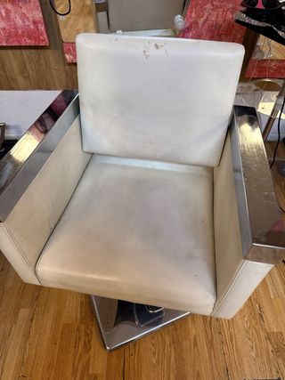 Sillón de peluquería blanco con base cromada