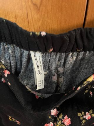 Falda midi floral negra y rosa