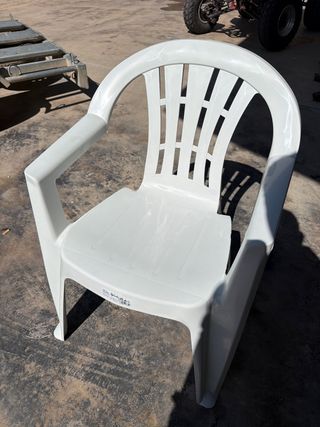Silla de plástico blanca nueva
