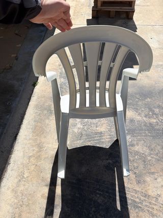 Silla de plástico blanca nueva
