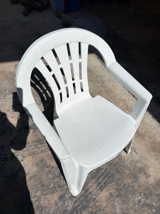 Silla de plástico blanca nueva