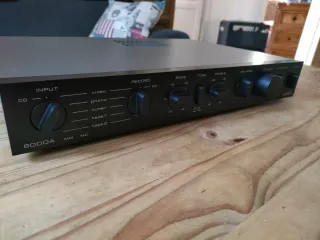 Amplificador Audiolab 8000A .