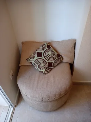 Sillón individual beige con cojín