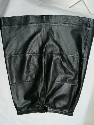 Gonna in pelle nera lavorazione artigianale.