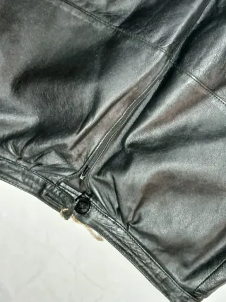 Gonna in pelle nera lavorazione artigianale.