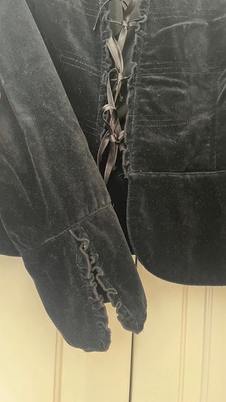 Chaqueta terciopelo negro con cordones