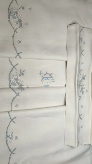 Juego de cama lino bordado a mano