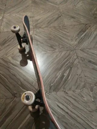 Tabla de skate con diseño llamativo