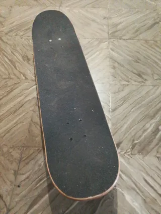 Tabla de skate con diseño llamativo