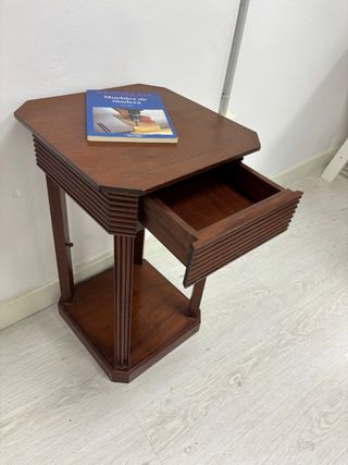 Mesa auxiliar de madera