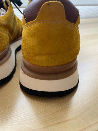 Zapatos de piel amarillos y marrones