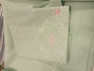 Lenzuola matrimoniali verdi con ricamo floreale