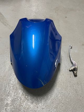Guardabarros y maneta moto azul