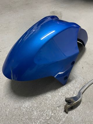 Guardabarros y maneta moto azul