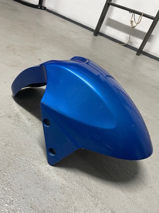 Guardabarros y maneta moto azul