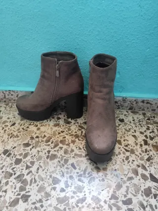 Botas grises de tacón y plataforma