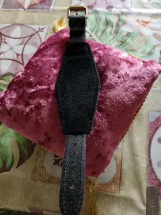 Orologio da polso in pelle nero e oro