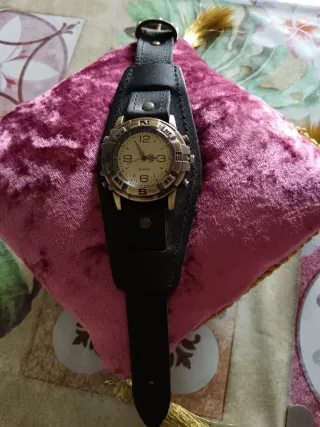 Orologio da polso in pelle nero e oro
