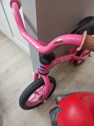 Bicicleta sin pedales rosa Chicco y correpasillos