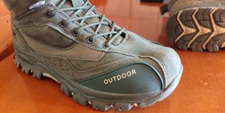 Botas de montaña verdes