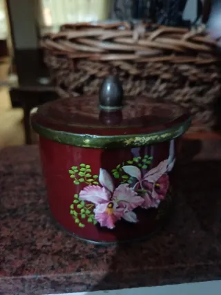 Cajita de latón antigua con flores