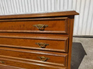 Cómoda de madera y mármol