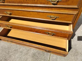 Cómoda de madera y mármol