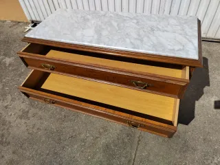 Cómoda de madera y mármol