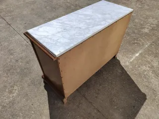 Cómoda de madera y mármol