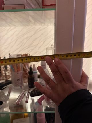 Armario expositor blanco con puertas de cristal