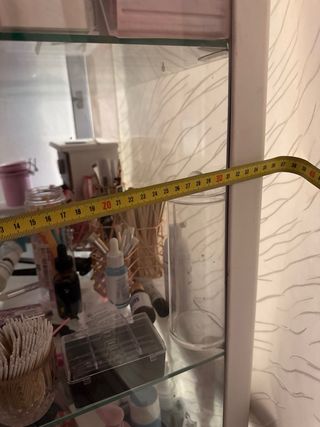 Armario expositor blanco con puertas de cristal