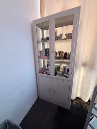 Armario expositor blanco con puertas de cristal