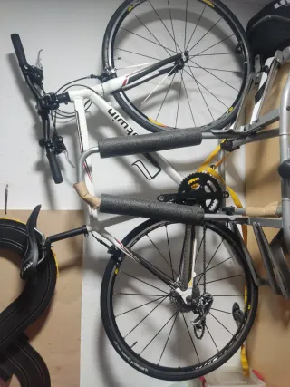 Bicicleta de carretera blanca