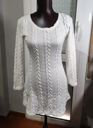 Vestido suéter blanco de punto trenzado, talla S.