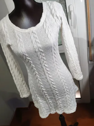 Vestido suéter blanco de punto trenzado, talla S.