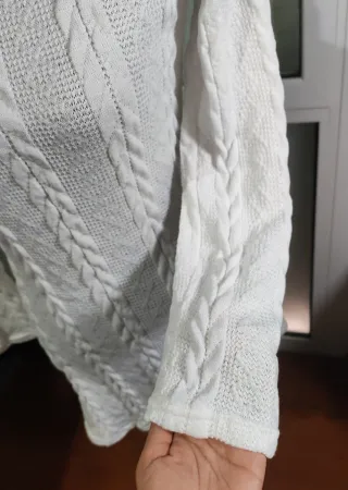 Vestido suéter blanco de punto trenzado, talla S.