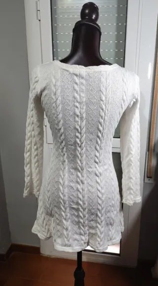 Vestido suéter blanco de punto trenzado, talla S.