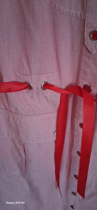 Vestido rosa con cinturón rojo