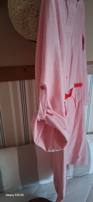 Vestido rosa con cinturón rojo