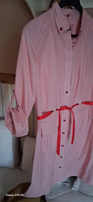 Vestido rosa con cinturón rojo