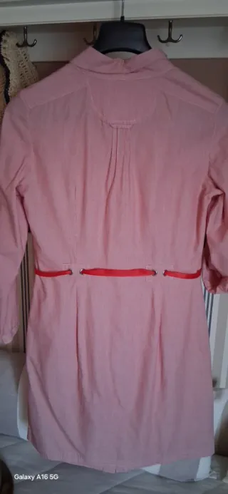 Vestido rosa con cinturón rojo