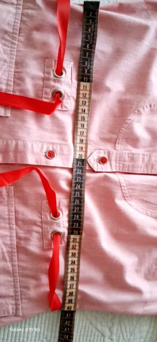 Vestido rosa con cinturón rojo