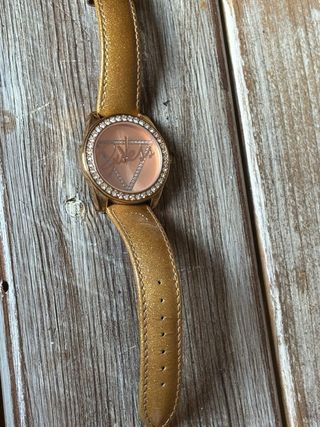 Reloj Guess Dorado con Cristales