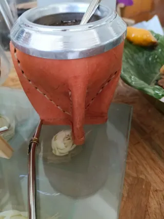 Mate de cuero argentino con bombilla